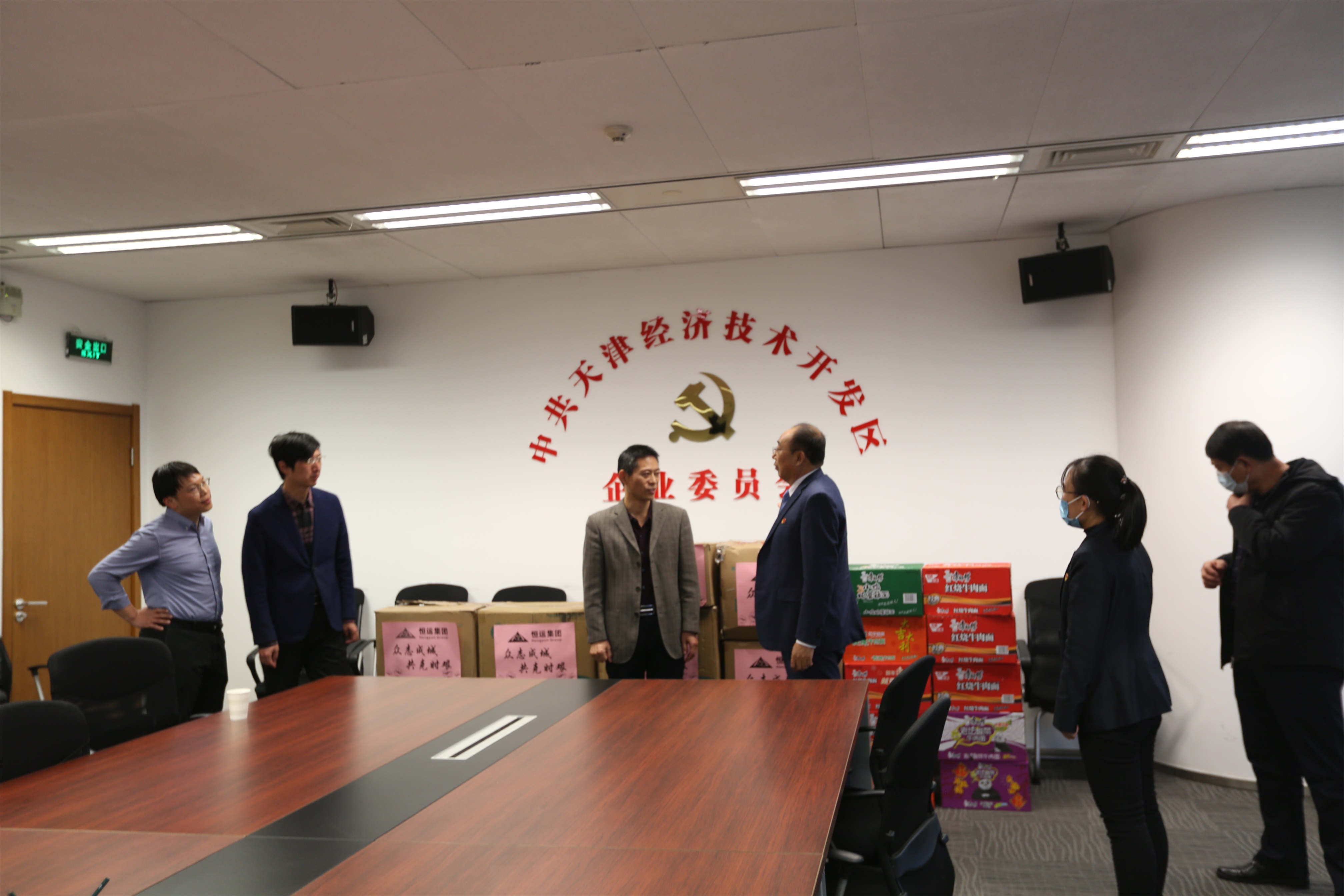 暖心物资送一线 众志成城抗疫情 ——天津3499手机版拉斯维加斯,3499拉斯维加斯集团党支部为防疫一线人员送去物资