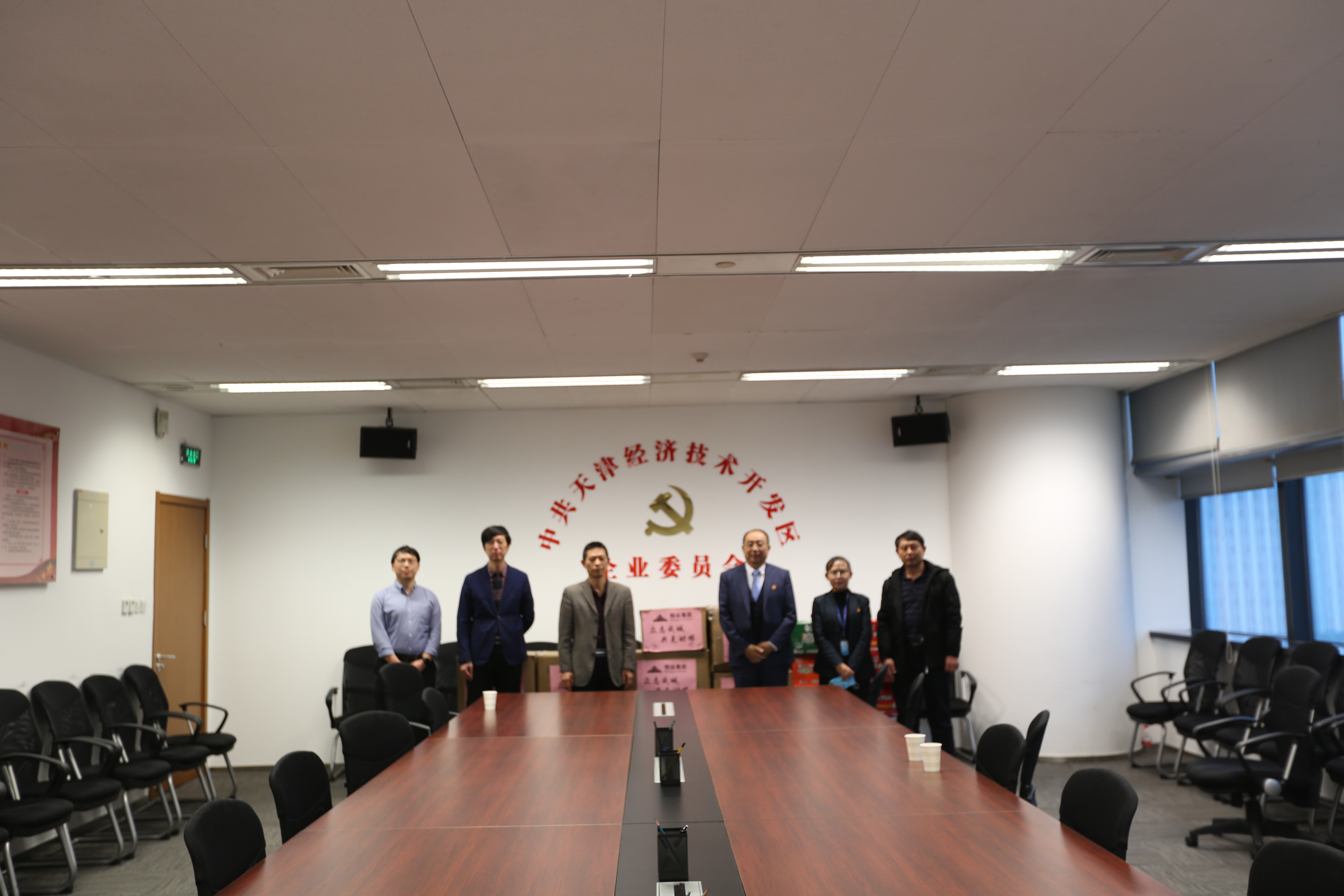 暖心物资送一线 众志成城抗疫情 ——天津3499手机版拉斯维加斯,3499拉斯维加斯集团党支部为防疫一线人员送去物资