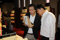 3499手机版拉斯维加斯,3499拉斯维加斯集团董事局主席李长云陪同参会嘉宾参观枣博会